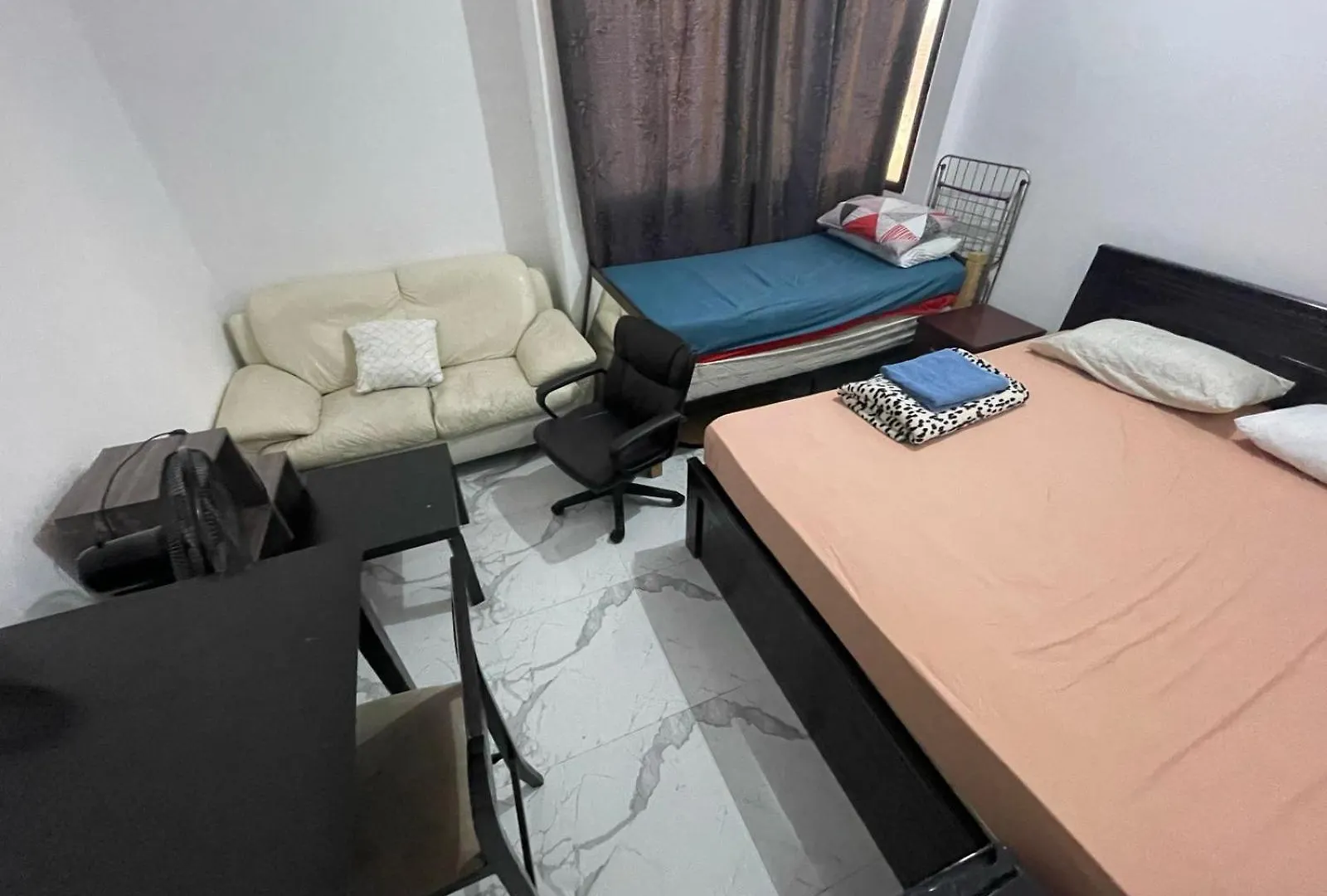 Thrifty Shared Toilet Room أبو ظبي منزل للإقامة